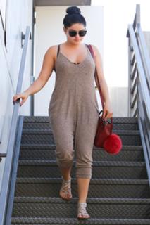 Ariel Winter feet photo thumbnail