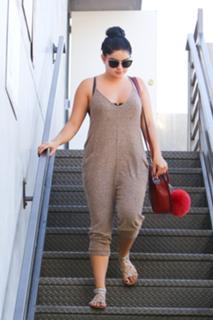 Ariel Winter feet photo thumbnail