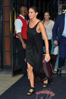 Shailene Woodley feet photo thumbnail