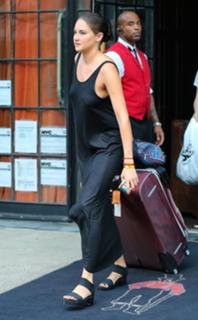 Shailene Woodley feet photo thumbnail