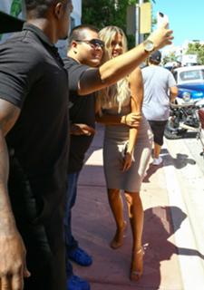 Khloé Kardashian feet photo thumbnail
