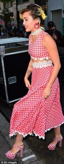 Miley Cyrus feet photo thumbnail