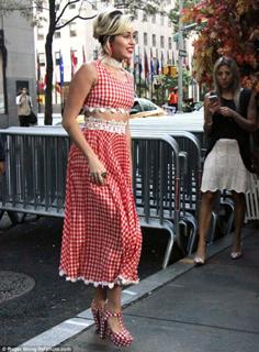 Miley Cyrus feet photo thumbnail