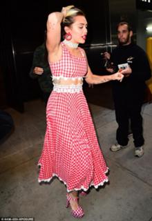 Miley Cyrus feet photo thumbnail