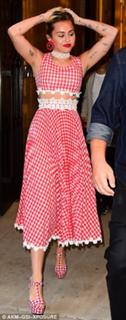 Miley Cyrus feet photo thumbnail