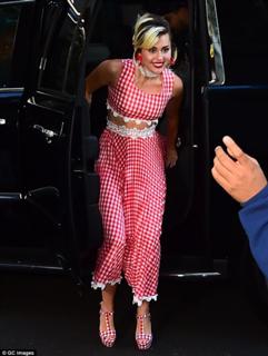 Miley Cyrus feet photo thumbnail