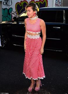 Miley Cyrus feet photo thumbnail