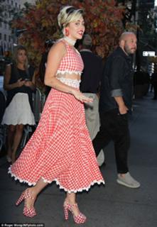 Miley Cyrus feet photo thumbnail