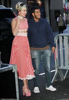 Miley Cyrus feet photo thumbnail