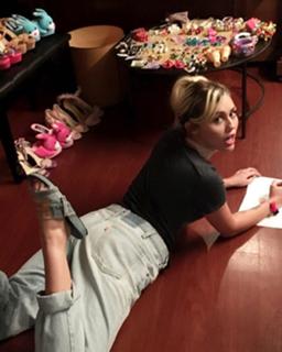Miley Cyrus feet photo thumbnail
