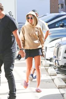 Sofia Richie feet photo thumbnail