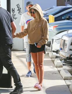 Sofia Richie feet photo thumbnail