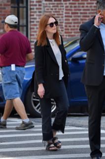 Julianne Moore feet photo thumbnail