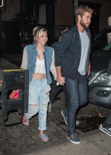 Miley Cyrus feet photo thumbnail