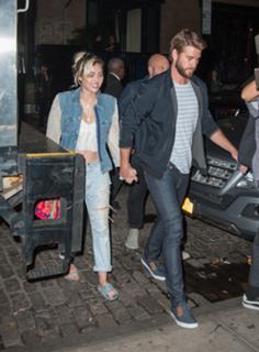 Miley Cyrus feet photo thumbnail
