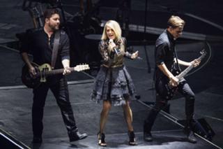 Carrie Underwood feet photo thumbnail