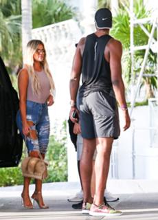 Khloé Kardashian feet photo thumbnail