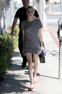 Emma Roberts feet photo thumbnail