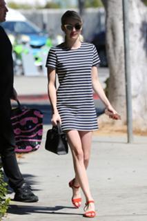 Emma Roberts feet photo thumbnail