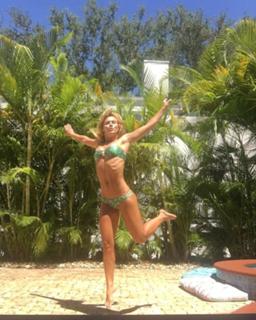 Carolina Dieckmann feet photo thumbnail
