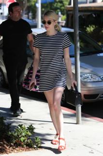 Emma Roberts feet photo thumbnail