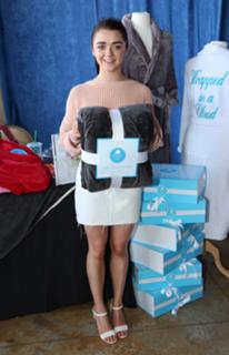 Maisie Williams feet photo thumbnail