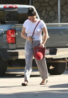 Ariel Winter feet photo thumbnail