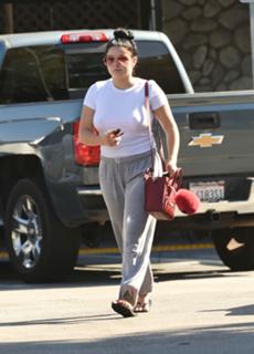 Ariel Winter feet photo thumbnail