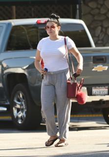 Ariel Winter feet photo thumbnail
