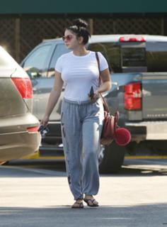 Ariel Winter feet photo thumbnail