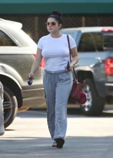 Ariel Winter feet photo thumbnail