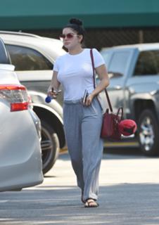 Ariel Winter feet photo thumbnail