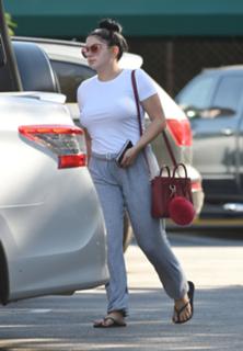 Ariel Winter feet photo thumbnail