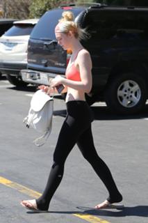 Elle Fanning feet photo thumbnail