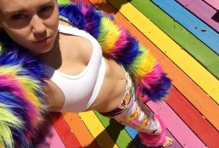 Miley Cyrus feet photo thumbnail
