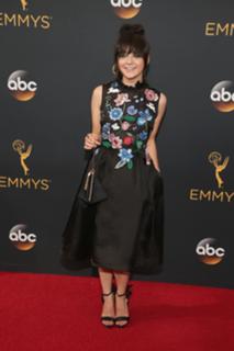 Maisie Williams feet photo thumbnail