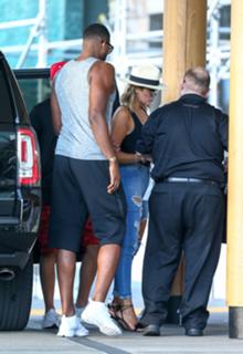 Khloé Kardashian feet photo thumbnail