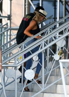 Khloé Kardashian feet photo thumbnail