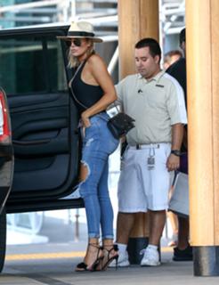 Khloé Kardashian feet photo thumbnail