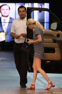 Emma Roberts feet photo thumbnail