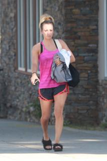 Kaley Cuoco feet photo thumbnail