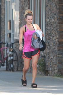 Kaley Cuoco feet photo thumbnail