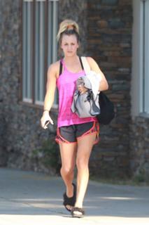 Kaley Cuoco feet photo thumbnail