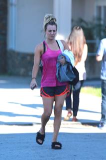 Kaley Cuoco feet photo thumbnail