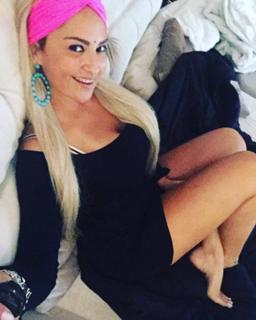 Karin Klemp feet photo thumbnail