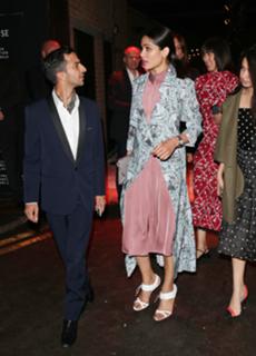Freida Pinto feet photo thumbnail