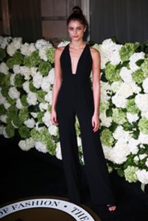 Taylor Hill feet photo thumbnail