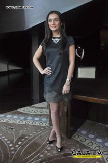 Amy Jackson feet photo thumbnail
