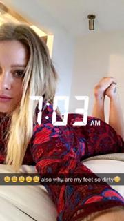 Hilary Duff feet photo thumbnail