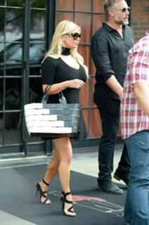 Jessica Simpson feet photo thumbnail